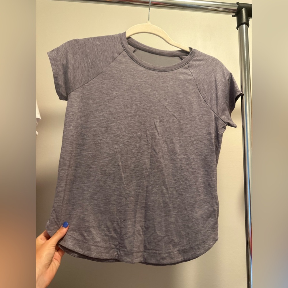 very cute athleta girl t shirt grey size 12 / L in kids - girls!! 🩷